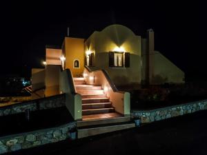 Sunshine house for 9, cozy set up,verandas, sea view. Santorini Greece