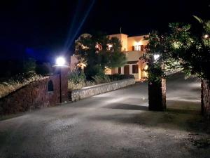 Sunshine house for 9, cozy set up,verandas, sea view. Santorini Greece