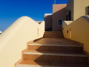 Sunshine house for 9, cozy set up,verandas, sea view. Santorini Greece