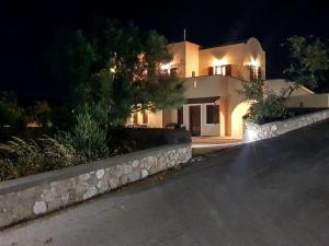 Sunshine house for 9, cozy set up,verandas, sea view. Santorini Greece