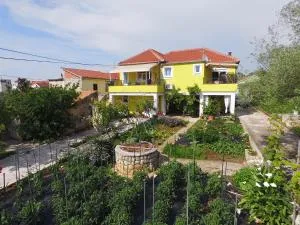 Senkini Dvori - Sutomišćica