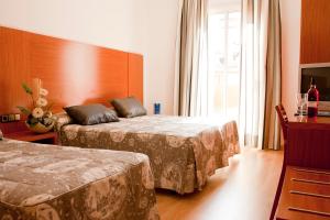 Double Room with Extra Bed room in Ramblas Hotel