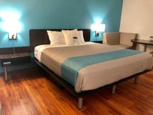 King Room - Disability Access - Smoking room in Motel 6-Nashville TN - Airport