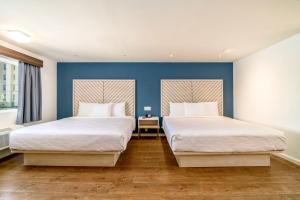 Queen Room with Two Queen Beds - Disability Access room in Trend Hotel at LAX Airport