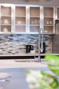 ENTIRE 2 BEDROOM APARTMENT UPTOWN WATERLOO - e2