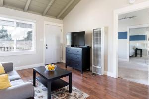 Spacious, Soaring Ceilings, Near Downtown MV, GOOG - image 2