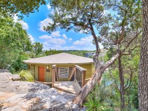 Lakefront Treehouse on Lake Travis Pool & Hot Tub