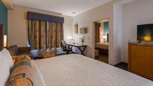 Deluxe Room with 1 King Bed and 1 Queen Bed - Non Smoking room in Best Western Plus Liberty Lake Inn