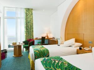 Deluxe Twin Room with Golf View room in Mercure Grand Jebel Hafeet