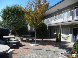 Queen Room with Two Queen Beds - Disability Access/Non-Smoking room in Travelodge by Wyndham Kamloops