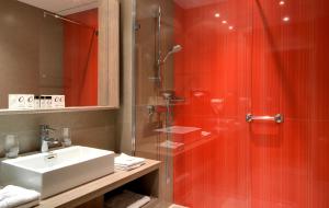 Grand comfort room with Kitchenette room in The Originals Boutique Hôtel Les Strélitzias