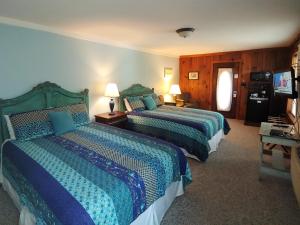 Queen Room with Two Queen Beds and Balcony room in McKinley Edwards Inn