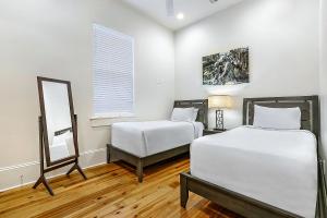 Hosteeva 3 BR Cottage Close to St Charles 5 m Ride to FQ