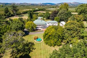 Book Craggy Range Vineyard Cottages In Hastings New Zealand - 