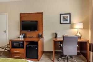 King Room - Disability Access/Non-Smoking room in Comfort Inn Ellsworth