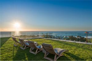 Sandpiper House: Stunning Ocean Views, Heated Pool & Large Garden