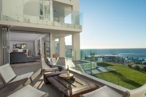 Sandpiper House: Stunning Ocean Views, Heated Pool & Large Garden