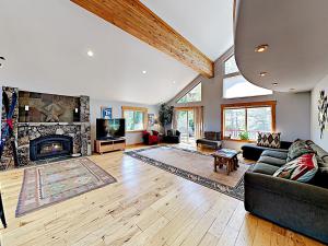 Four-Bedroom House room in New Listing! Custom Home With Mountain Views Home