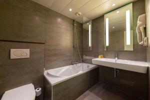 Hotels Hotel 15 Montparnasse : Chambre Triple avec Baignoire