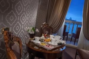 Junior Suite with Lagoon View and Terrace room in Hotel Londra Palace