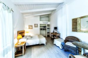 King Room with Garden View room in Cento Ulivi B&B
