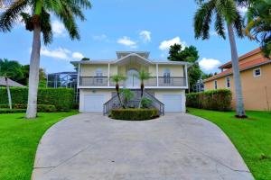 Florida-style home with pool and steps to beach - Ubytování bez kategorie ve městě Marco Island