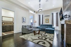 Stylish 4BR condo in Downtown by Hosteeva