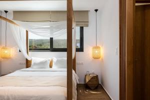 Vilana White Elegant Villa