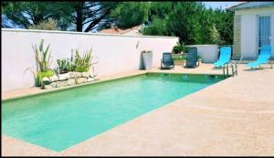 suite parentale avec petit sejour et PISCINE photo 12
