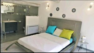 suite parentale avec petit sejour et PISCINE photo 21