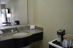 King Room - Non-Smoking room in Budget Inn Williamsville