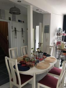 Коттедж House 8 minutes to fair / Messe 7 single rooms , 3 bath ,up to 8 persons Ганновер Германия