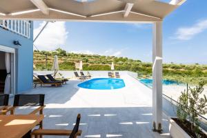 Nikiforos Villa, Private Pool & BBQ, SeaViews, By ThinkVilla