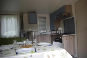 Campings Camping Le Domaine Des Jonquilles : photos des chambres