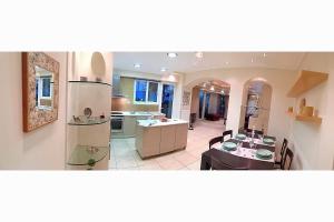 A1 Elegant Vouliagmeni apt in a Unique Spot