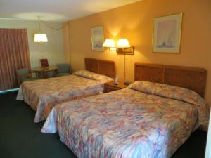 Queen Room with Two Queen Beds room in Starlite Budget Inn