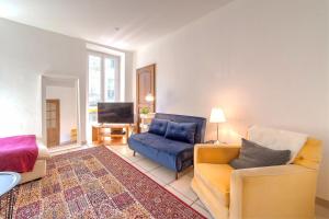 Lovely large familial apartment in central Nice, ten minutes walk to the beach!
