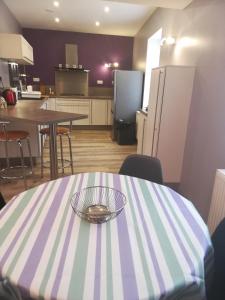 Appartements - Gite Appart Orchidee - Luneville - Sejour Famille ou Pro - 2 Adultes & 2 enfants : photos des chambres