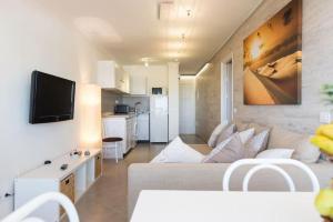 5 min walk from Yumbo! 517