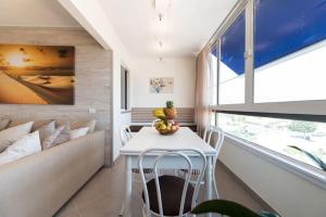 5 min walk from Yumbo! 517