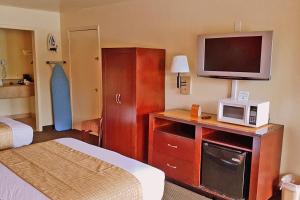 Queen Room with Two Queen Beds - Non-Smoking room in Travelodge by Wyndham Houston Hobby Airport
