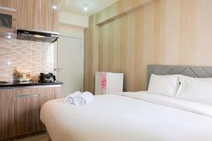 Comfortable Fully Furnished Studio Green Pramuka City Apartment By Travelio