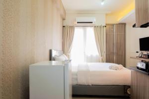 Comfortable Fully Furnished Studio Green Pramuka City Apartment By Travelio