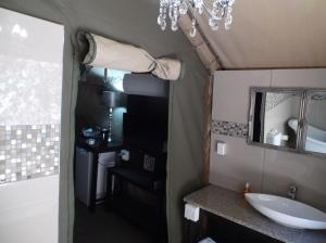 Old Mill Lodge, Seasonal Working Ostrich Farm & Restaurant, Oudtshoorn