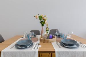 Designer Dream Home In The Center w 2BR2Bath