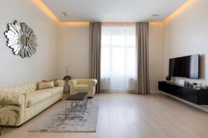 Grand Designer Dream Home in The Center w 3BR3Bath