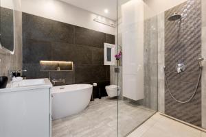 Grand Designer Dream Home in The Center w 3BR3Bath