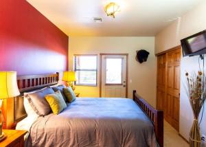 Elegant Cottage with Wonderful Views near FH Lake