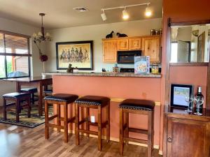 Elegant Cottage with Wonderful Views near FH Lake