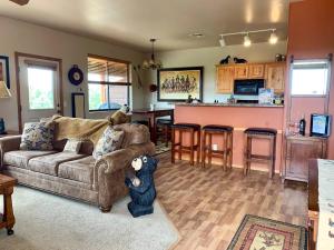 Elegant Cottage with Wonderful Views near FH Lake